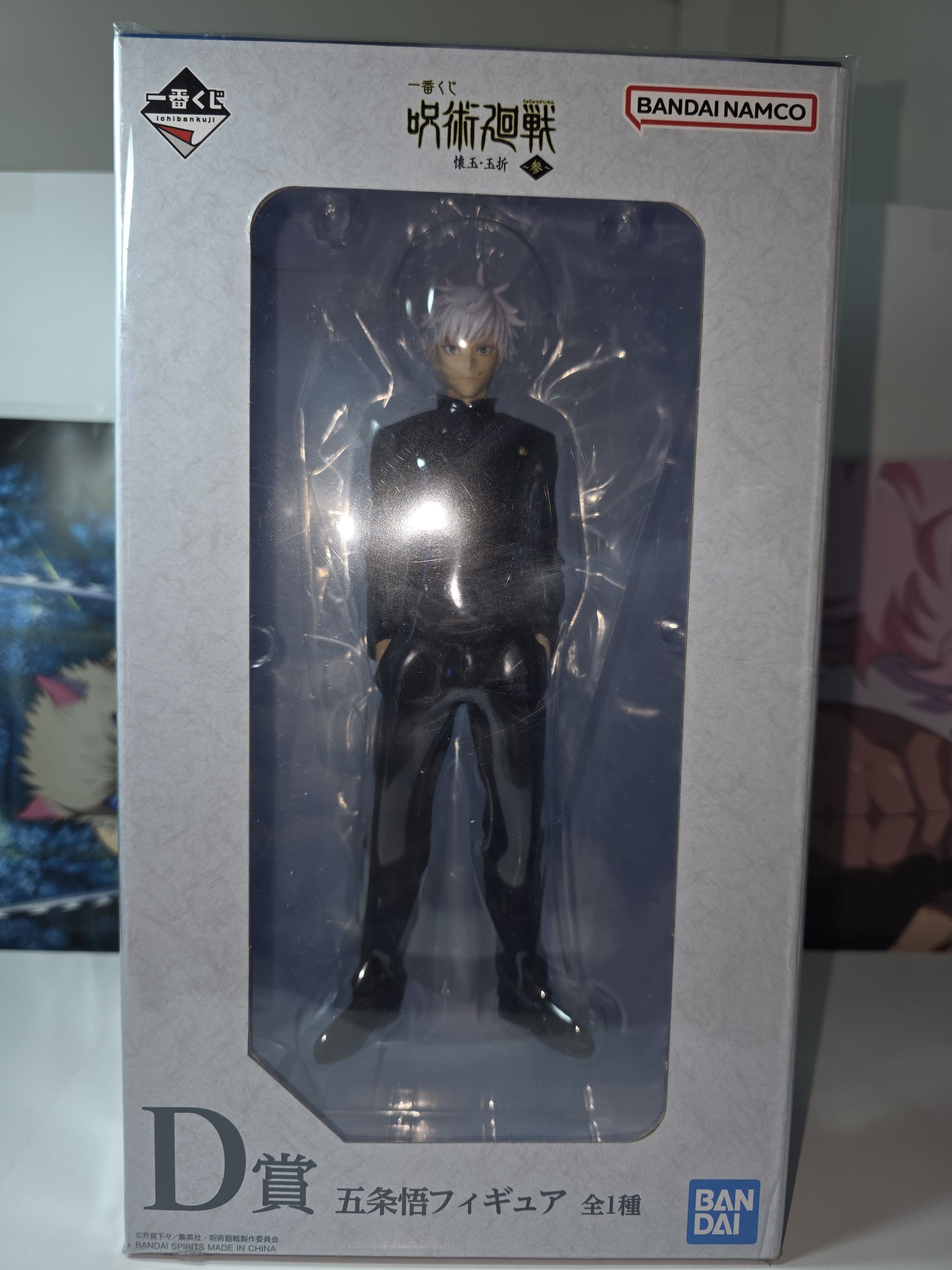 Jujutsu Kaisen Satoru Gojo Ichiban Kuji Prize D figure Japan version, Satoru Gojo in high school uniform standing anime collectible in window display box.